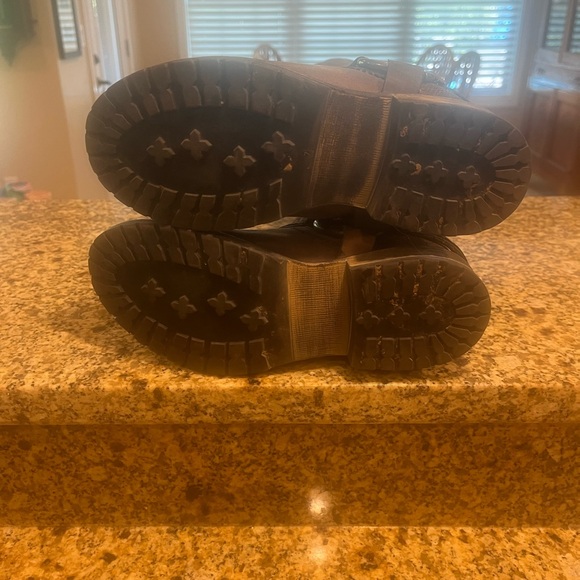 STEVE MADDEN Judgement Tall Shaft Fleur-de -Lis Boots Distressed Leather 7 - Picture 8 of 10